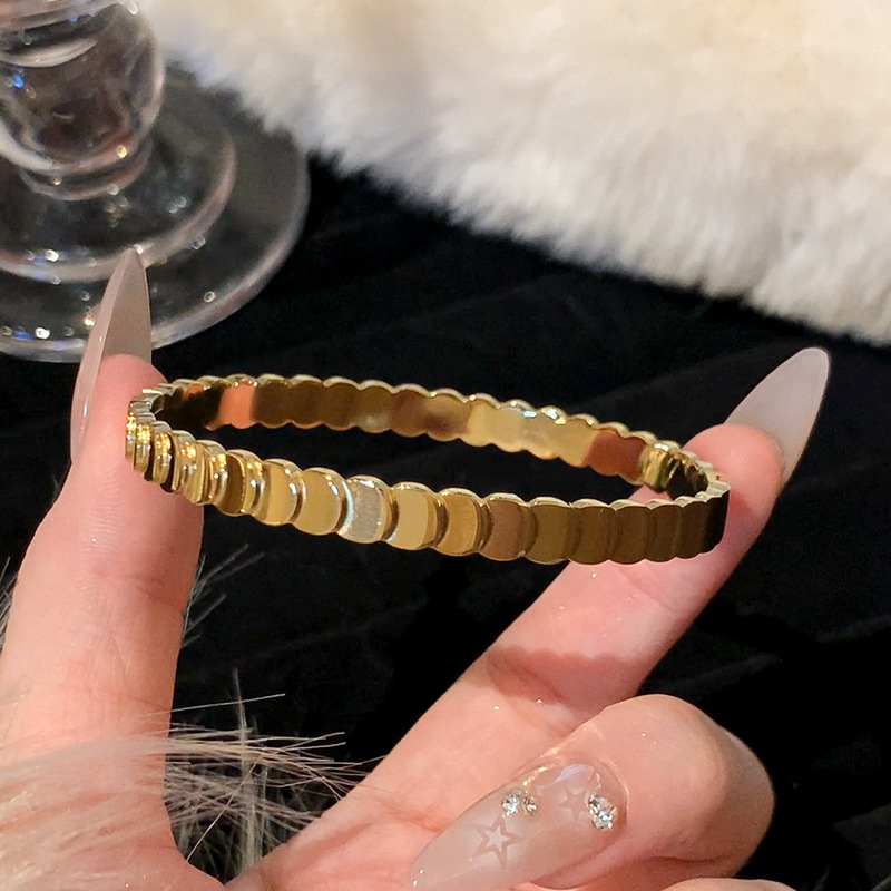 Round Gem Bracelet for Women Elegant Minimalist Jewelry